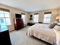 Swimming Hotspot, Family Friendly, 1 block to local shops - 4-Star