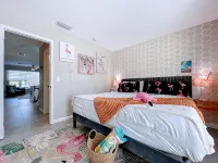 Beautiful canal front unit!See manatees playing from your living room.Cabana #12