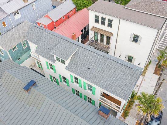THE DELPHINE Luxury Downtown Charleston Villa, 1 Block to King + Private Pool