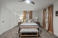 Charming 3-bedroom For Big Families in fabulous Cleveland with AC, WiFi - balcony