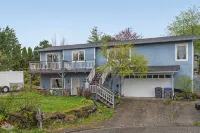 Big beautiful house with lots of room and amazing mountain and ocean views!!! - Hot Tub