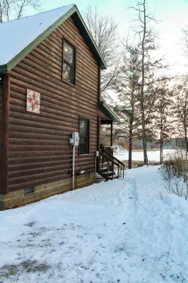 Lakeside Log Cabin + Hot Tub - 샬레 호텔