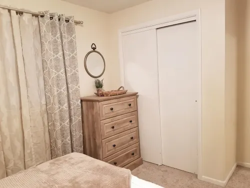 Lyle and Taylor present-Spacious Private Apt - Wi-Fi