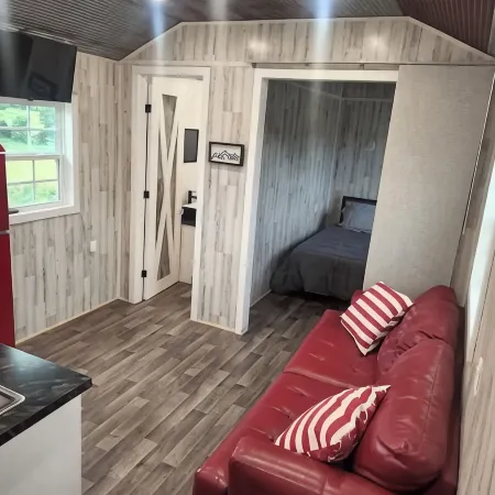 The Helen Hut-Brand New Modern Tiny Farmhouse! Отели в г. Комптон