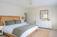 Charming 4-bedroom home in marvelous Tisbury walking distance to shops and ferry - 4-Star