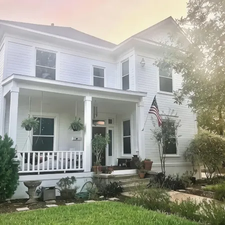 The Conner House-Walk to Magnolia!