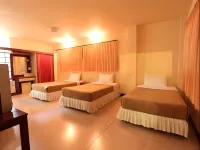 Srisomthai Hotel Отели рядом с достопримечательностью «Школа Narinukun»