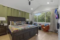 LUXE Spacious Downtown Retreat; SwimSpa; BBQ&FreeParking; Steps2 Moody&UT&6th St - プライペートプール