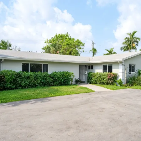 Hot Spa - Super Clean - 8 M Drive to Beach, Restaurants, Nightlife