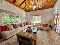 Luxury Villa w/ pool and jacuzzi! - chambre d’hôtes