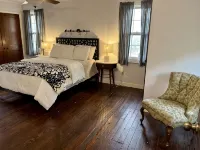 Cozy and comfortable. Just a few minutes walk to the Square and the University. - 4-Star