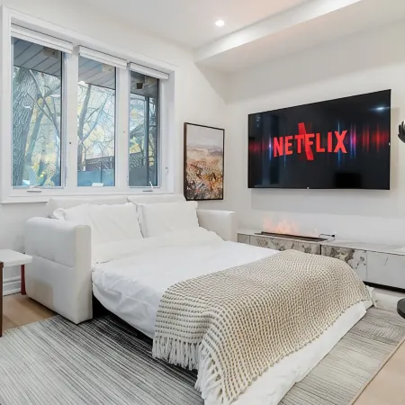 4BR King West Walk to Downtown Sleeps 9