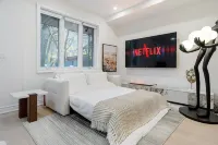 4BR King West Walk to Downtown Sleeps 9 Hoteles en East York / The Beach