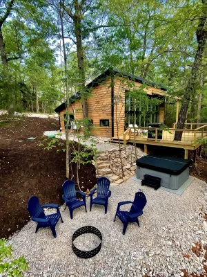 Cedar Hill Cabin 2 Bed 2 Bath Cabin in the Ozarks • Hot Tub •