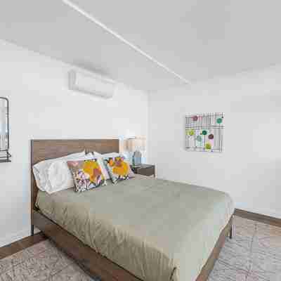 -Stunning Mid Century Modern with Amazing Downtown City Views! Rooms