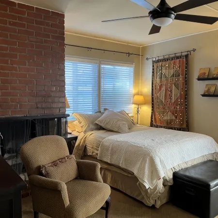 Charming Studio w/ Fireplace & Kitchen — Steps to Sand