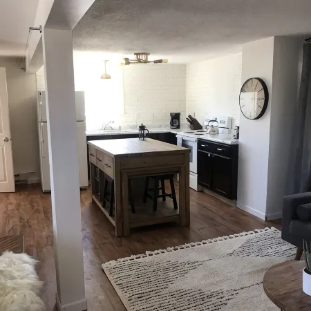 Newly Remodeled Spacious Downtown Apt blocks away from Lake Superior