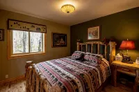 Beautiful, Cozy and Quiet Home Nestled in an Aspen Grove - Hytter