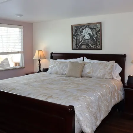 Fireweed House - Elegant Downtown Escape with Local Flair