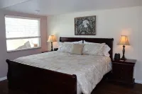 Fireweed House - Elegant Downtown Escape with Local Flair