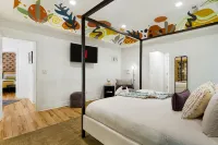 AVL Estate: 5K sq ft, Golf Sim, Speakeasy, Hot Tub, Sauna, Sleeps 20 + 2 pets