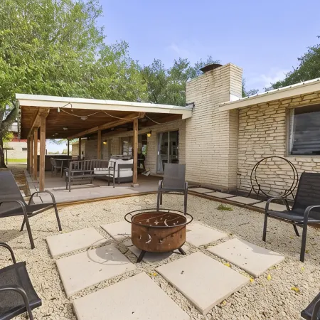 Farmhouse Retreat ~ Jacuzzi ~ Mini Cows + Ponies ~ Games + Pool ~ Fire Pit + BBQ