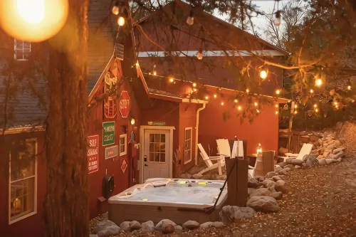 HotTub, PingPong, Firepit, 2 LivingRooms just .67 mi to beach - 4-Star