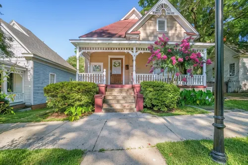 Newly renovated Victorian home with beautiful features in quiet neighborhood. - 4-stjärniga