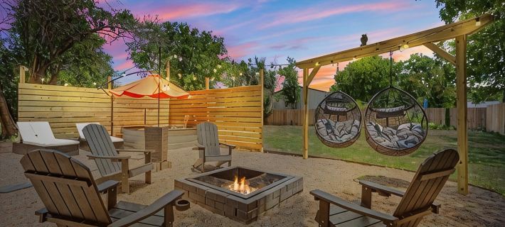 The Craftsman on Clay-4 Blocks to Silos-Backyard Retreat-Hot Tub and Cowboy Pool Hotels in Waco
