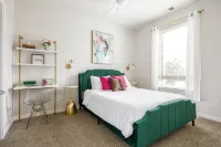 Fully Stocked Trendy Condo Close To Downtown And The Beach - balcony