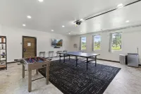 LUX Modern "Treehouse" on Private Lake - Gameroom, Kayaks, Bunkhouse, more!