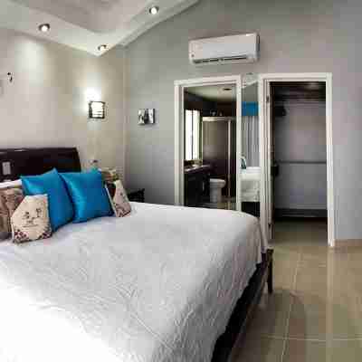 Luxury 3 bedroom Penthouse 1 block from the water Rooms