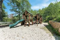 BRAND NEW: 3 Bed / 2 Bath Branson, Sleeps 8 + 2 Min to SDC - 4-Star