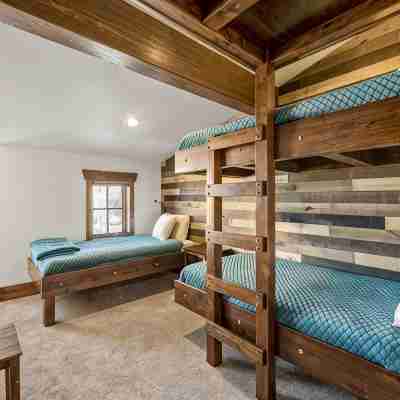 Entire Large Home- Luxe, Walk to Lift & Town! Game Room, Hot Tub Rooms
