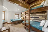 Entire Large Home- Luxe, Walk to Lift & Town! Game Room, Hot Tub - ジャグジー