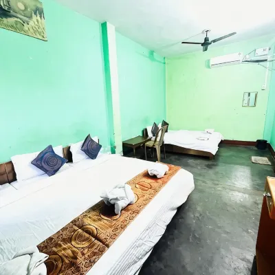 Family Guest House Hoteles cerca de Templo Bharat Mata