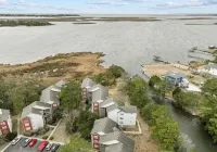 海灣日落旅館 - 臨海灣公寓大廈配有泳池. - 精品