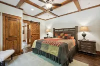 Luxury Lodge Sleeps 26 Comfortably at Sapphire Valley Resort - Wifi