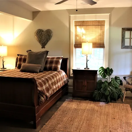 Escape to Your Cozy 2-Bedroom Cottage, Just a Hop Away from Rock City