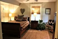 Rock City附近溫馨兩臥室度假小屋 - 浴缸