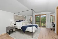 Summer Adventure Retreat - Golf Views, King Beds, Fully Loaded Kitchen! - 4-Star