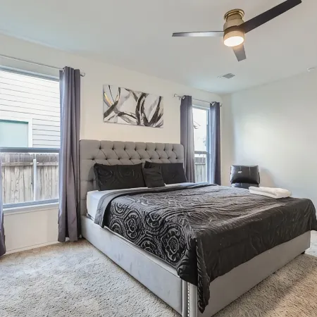 Serenity Haven: Charming 5 Bed with Moden Amenities