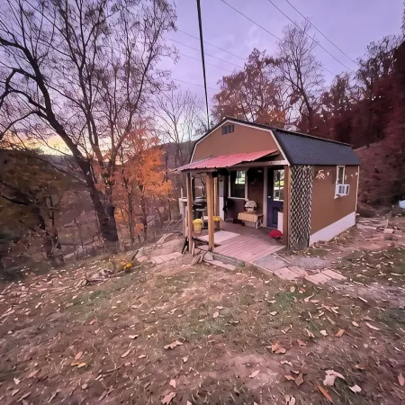 Tiny home overlooking the river with SPECTACULAR VIEWS and lots of extras!