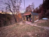 Tiny home overlooking the river with SPECTACULAR VIEWS and lots of extras! - WiFi