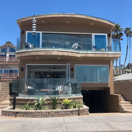 BEACH FRONT BOHO DREAM. Walk to Everything -Great for large Parties LOWER UNIT
