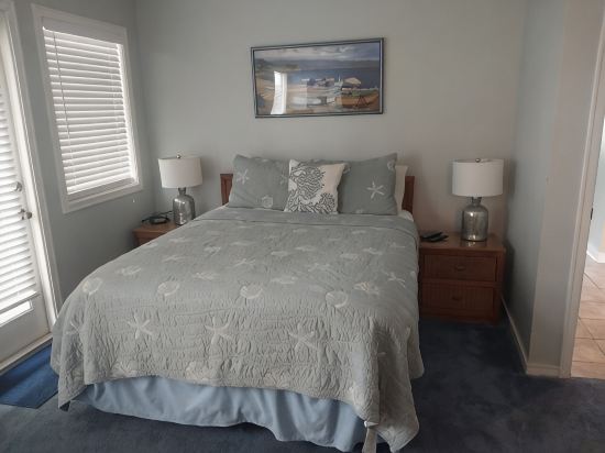 Lovely 1st floor condo. 2 blocks from beach.