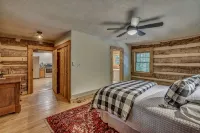 Hand Hewn Log Cabin Newly Renovated, rustic-modern design - Wi-Fi