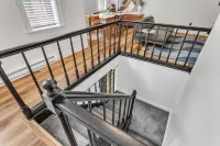 The Smith Victorian 2BR Brownstone Apartment - 4 ดาว