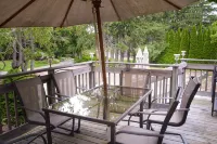 Cozy Dog Friendly House with Deck, Firepit & Fast WiFi in Heart of Bar Harbor - บังกะโล