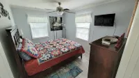 Moo Manor, 10 Mins from downtown Mayberry - 부티크